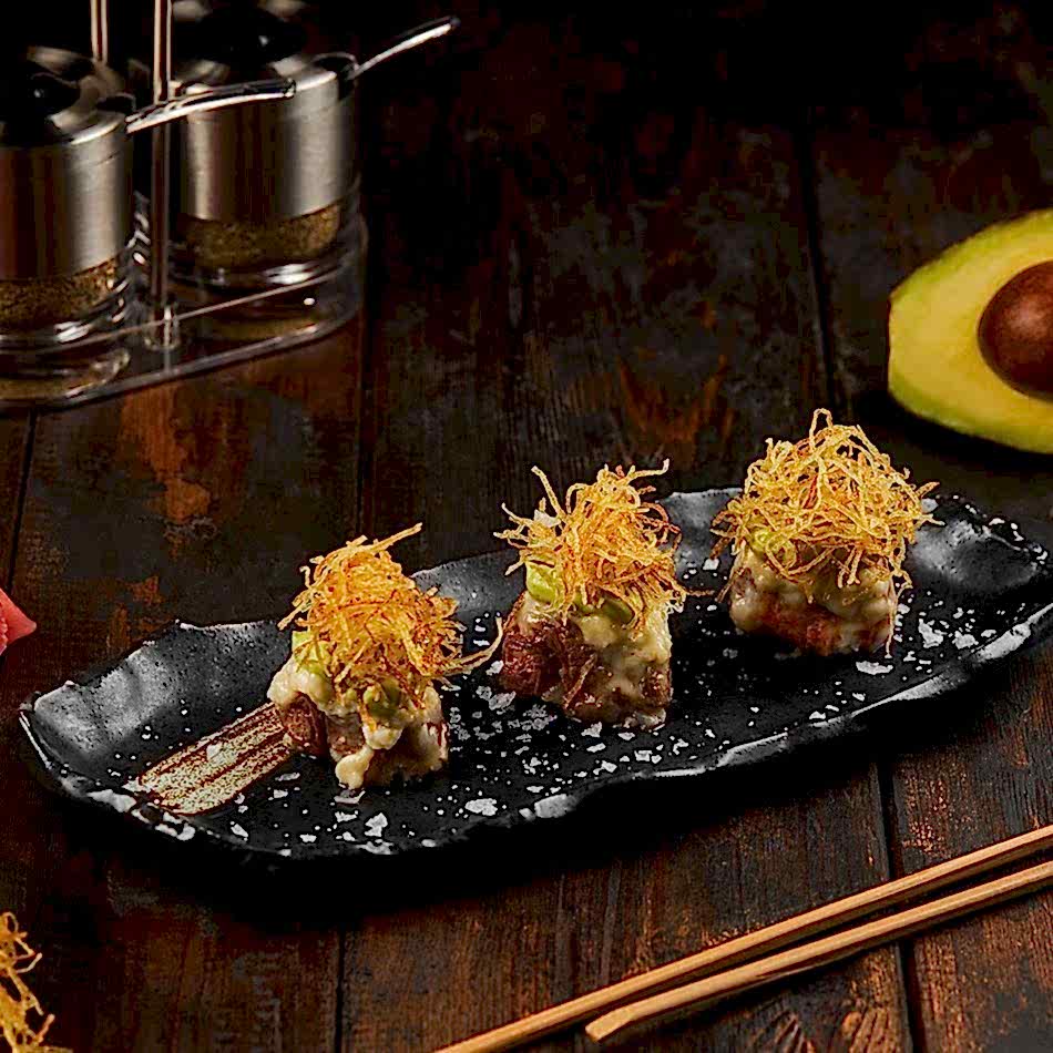 Avokado kreması, çıtır patates ve Parmesan katmanlarıyla hazırlanan New York Strip et sushi.