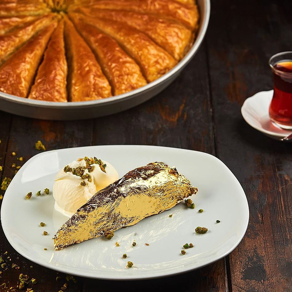Gaziantep'te üretilen altın kaplamalı baklava, Maraş dondurması eşliğinde sunuluyor.