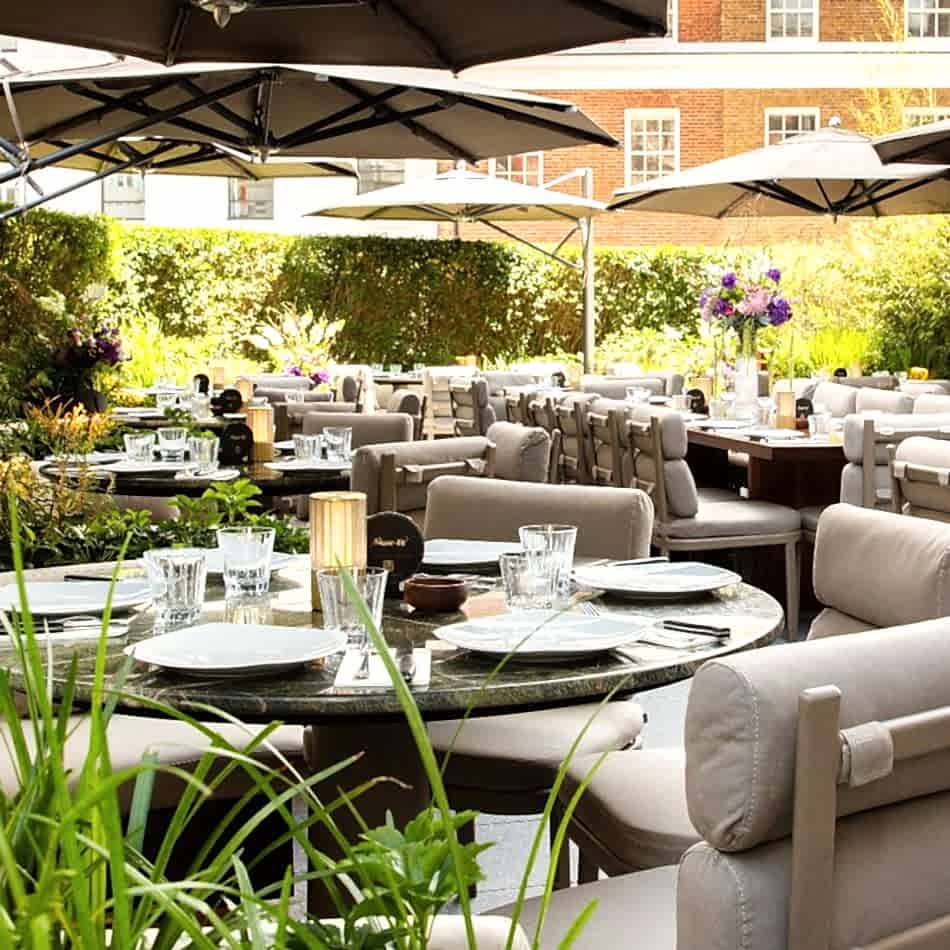 Nusr-Et London Knightsbridge’in şık terasında yer alan zarif açık hava yemek alanı; özel davetler, kokteyl organizasyonları ve yemyeşil bahçeyle çevrili yaz kutlamaları için ideal bir ortam sunuyor.