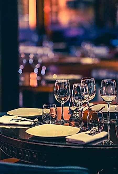 Nusr-Et New York Midtown'da yakın çekim masa düzeni, kadehler ve tabaklar ile samimi toplantılar ve kurumsal etkinlikler için ideal.