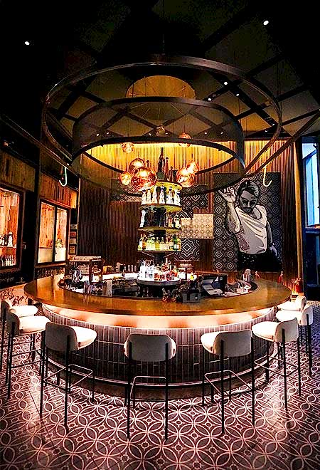 Nusr-Et New York Midtown'daki şık bar, ikonik Salt Bae tasarımı ve lüks dekoru ile kokteyller ve sosyal etkinlikler için canlı bir atmosfer sunuyor.