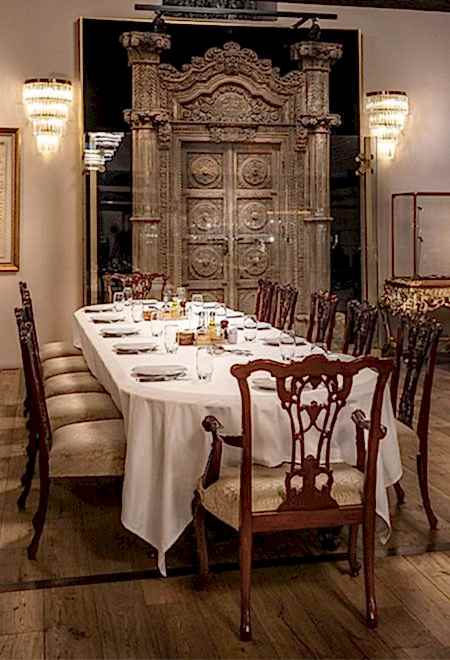İstanbul'daki Nusret Kapalı Çarşı'da avizeli, yüksek tavanlı zarif yemek düzeni, lüks bir steakhouse deneyimi sunuyor.