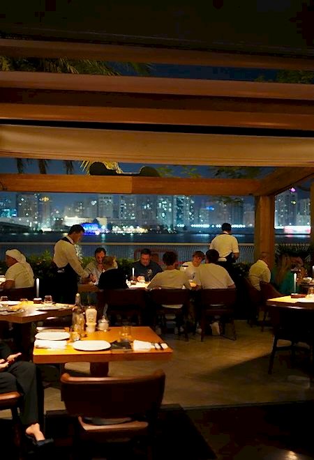 Nusr-Et Abu Dhabi sahil restoranı: Konuklar, ışıl ışıl Abu Dhabi manzarasına karşı nefis steak akşam yemeğinin tadını çıkarıyor.