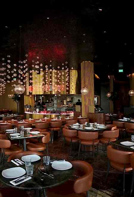 Nusr-Et London’ın şık iç mekanı, stil sahibi açık mutfak, modern aydınlatma ve canlı bir ambiyans ile fine dining deneyimi sunuyor