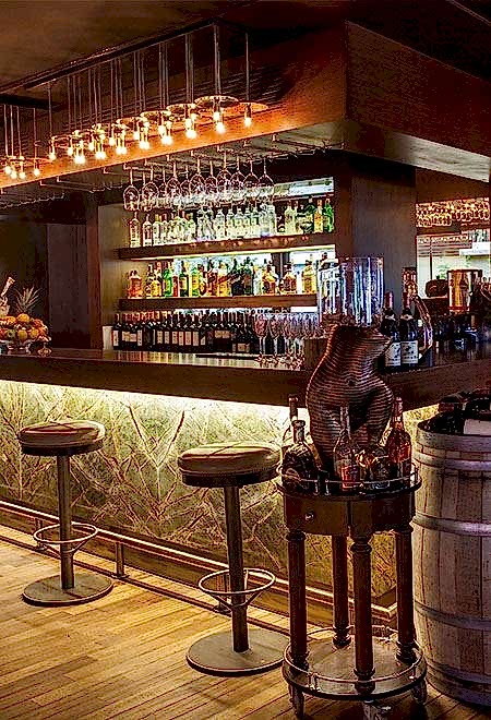 Nusr-Et Ankara'daki lüks bar, geniş premium içki seçkisi ve şık, modern bir ambiyans sergiliyor.