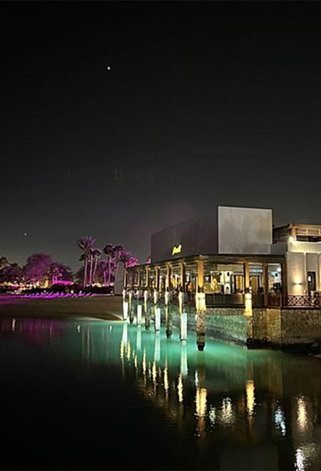 Nusr-Et Doha’nın gece vakti muhteşem sahil manzarası, restoran Doha Körfezi’nin huzurlu sularına karşı aydınlatılıyor.