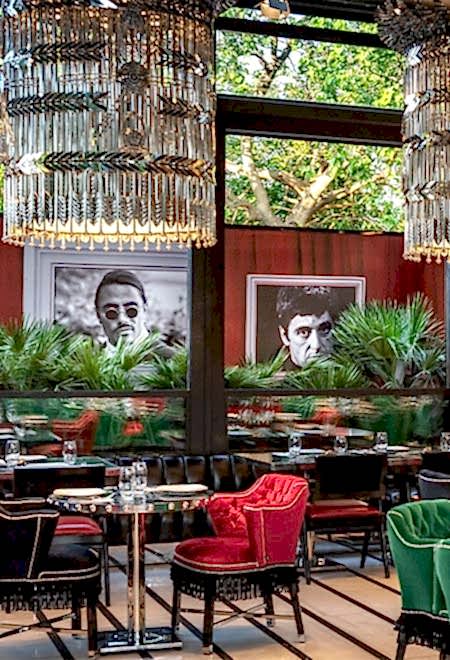Nusr-Et Etiler’de sanatsal yemek atmosferi, modern sanat eserleri, yeşil bitkiler ve lüks oturma düzeniyle şık bir ortam sunuyor.