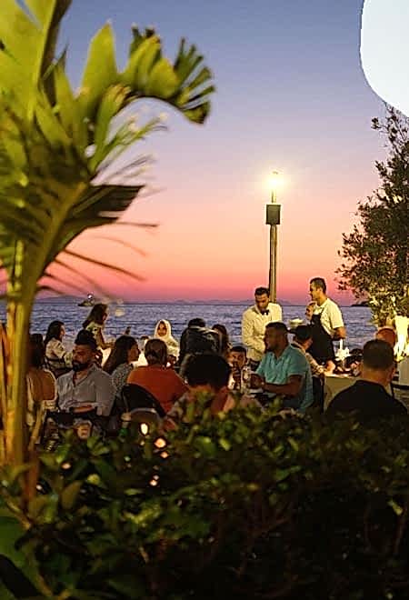 Nusr-Et Yalıkavak’ta deniz kenarında büyüleyici bir gün batımı eşliğinde lüks bir steakhouse deneyimi sunan açık hava yemek alanı.