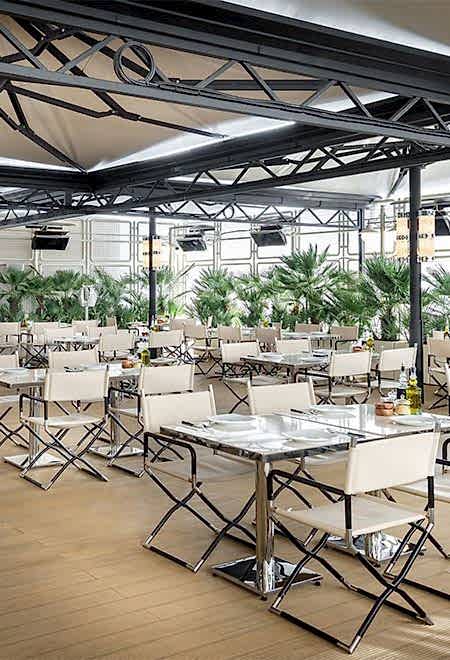 Nusr-Et İstinye’de şık yemek alanı, lüks bir ortamda açık renk ahşap mobilyalar ve modern aydınlatma ile üst düzey bir steakhouse deneyimi sunuyor.