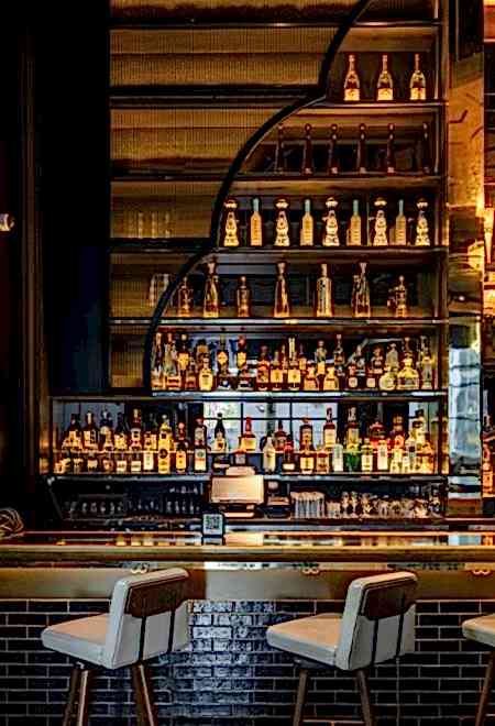 Nusr-Et Miami’nin geniş premium içki seçenekleri sunan şık barı, kokteyller ve fine dining için lüks bir atmosfer yaratıyor.